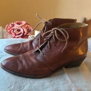Frye Ruby Chukka Ankle Lace-up Boots in Brown Leather